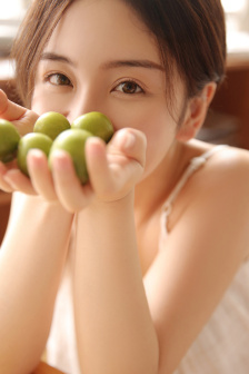 我半夜摸妺妺的奶摸到高潮